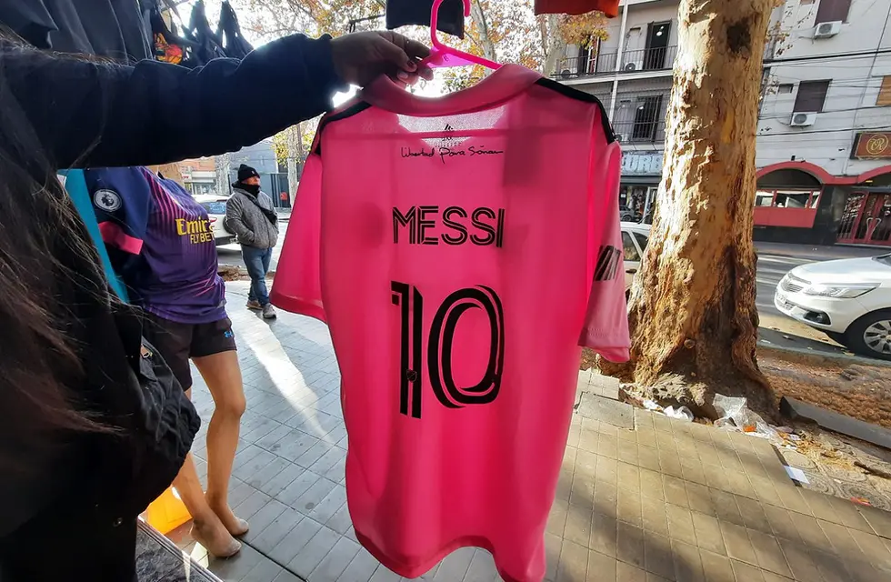 La réplica de la camiseta del Inter Miami de Messi se vende en una feria y es furor