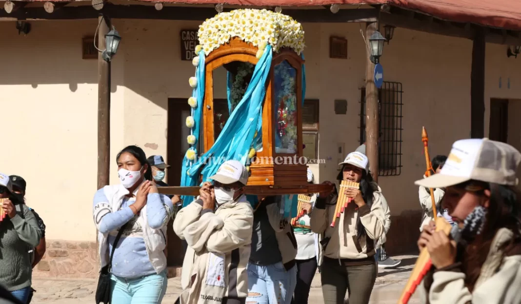 Mujeres Sikuris palpitan un nuevo aniversario de la aparición de la «Mamita del Cerro»