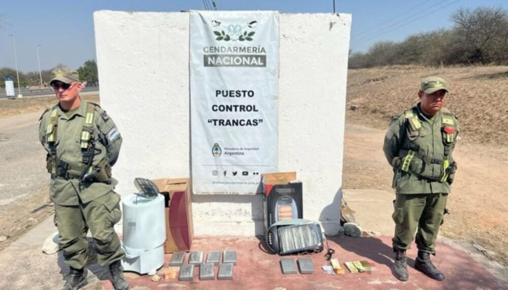 Detienen a dos ciudadanos bolivianos que salieron de Jujuy con más de 9 kilos de cocaína