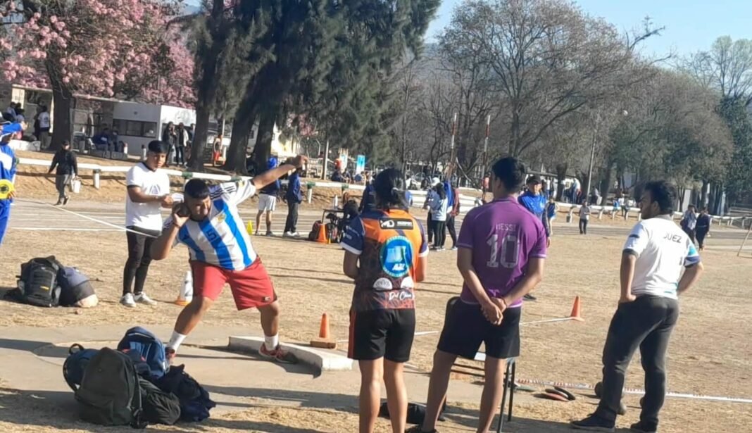 El joven atleta David Alavar clasifico a la etapa Nacional juegos Evita