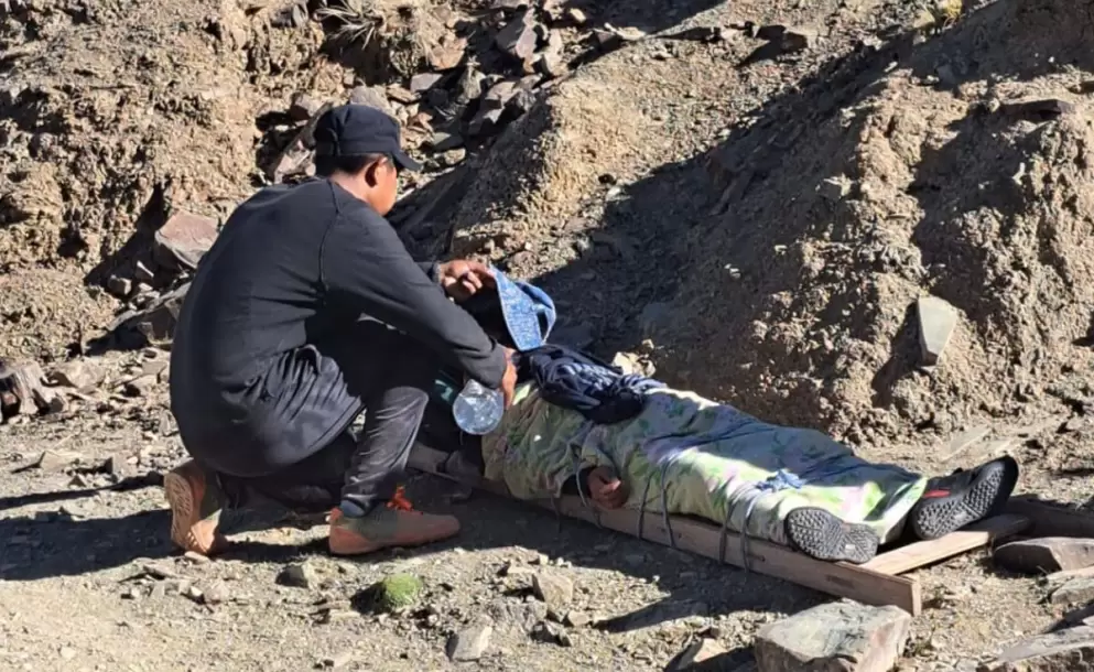 un menor tuvo que ser traslado a pie por un sendero sinuoso tras descompensarse