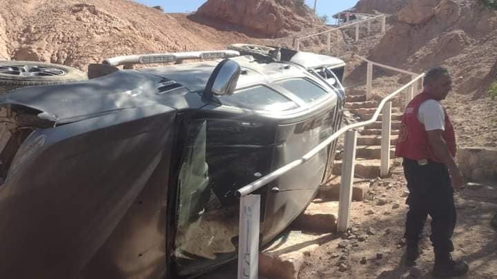 Perdió el control de su camioneta, desbarrancó y cayó en el monolito de Maimará