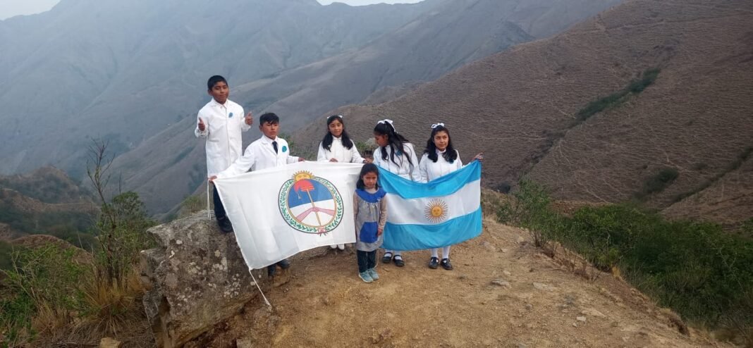 Bandera lucen altivas en escuela de Tilcara