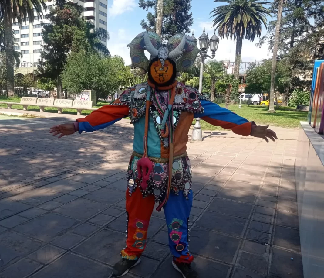 León Paredes Desde los 7 años me disfrazo de diablo y me hace feliz