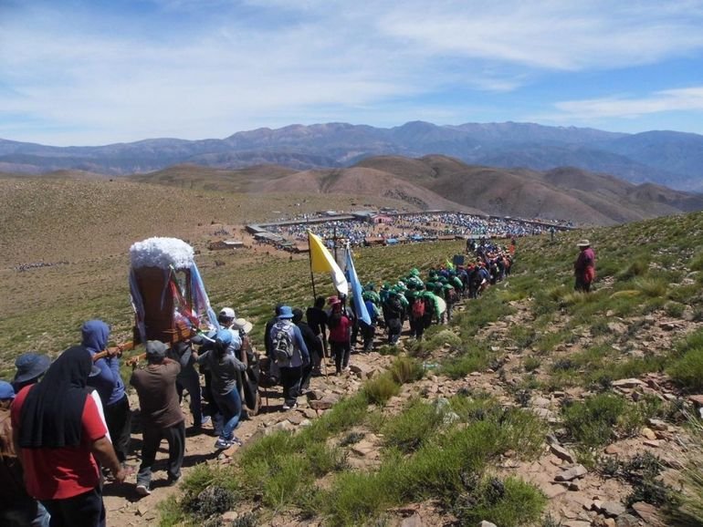 semana-santa-una-gran-hilera-personas-camina-punta-corral