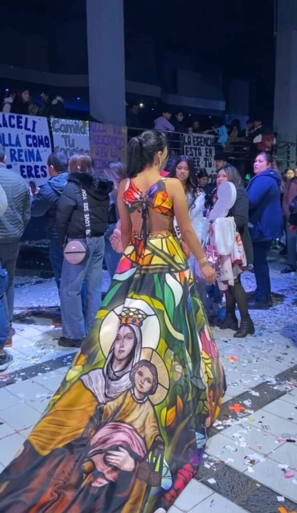 Eluney Corina Ríos candidata del Colegio Redentor impacto con su vestido