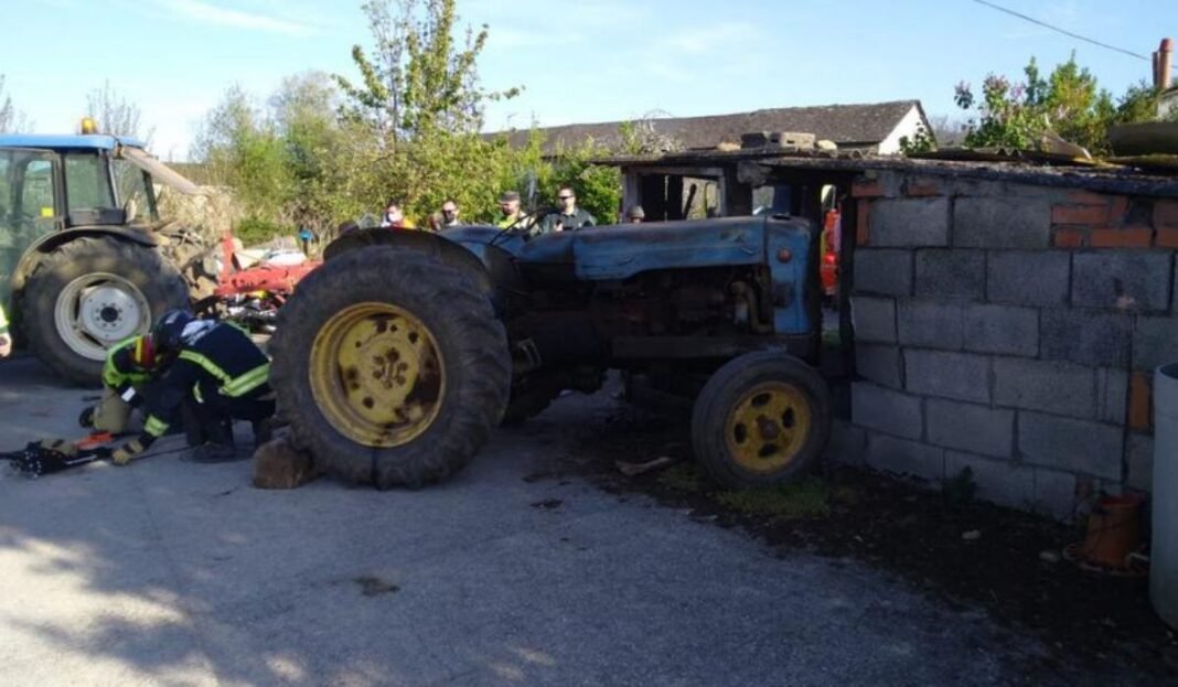 Circulaba ebrio en un tractor: cayó, se fracturó y el rodado se estrelló en una casa