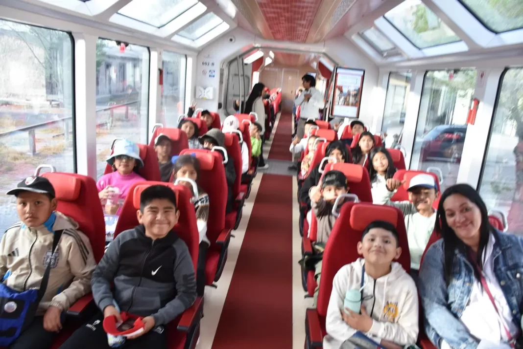 Estudiantes de nivel primario y secundario de escuelas de Volcán y Tilcara vivieron una jornada única al viajar en el Tren Solar de Jujuy.