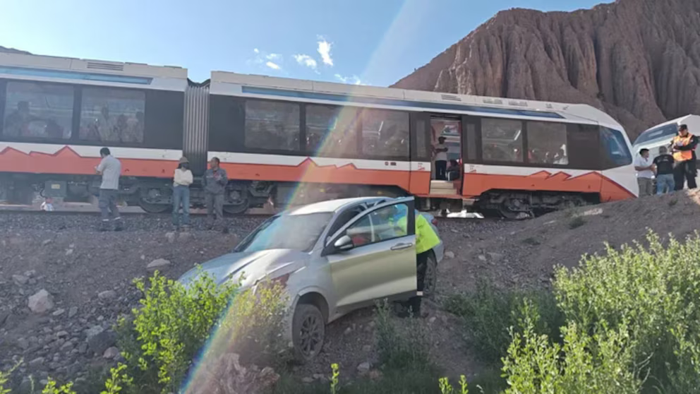 Chocó el tren solar de Jujuy: un auto cruzó las vías en Purmamarca y fue arrastrado por la formación