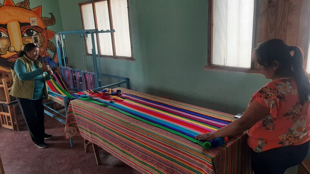 Alumnas de Talleres Libres de Arte y Artesanía de la Quebrada Rescatan Tradición Navideña con Cintas para Pesebres