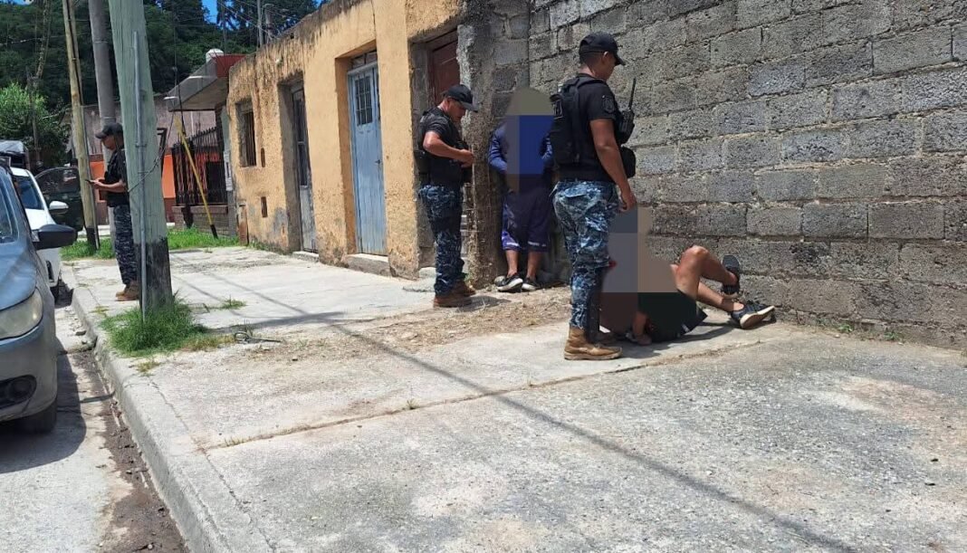 Cayeron con más de 5 kilos de droga e intentaron sobornar a la policía