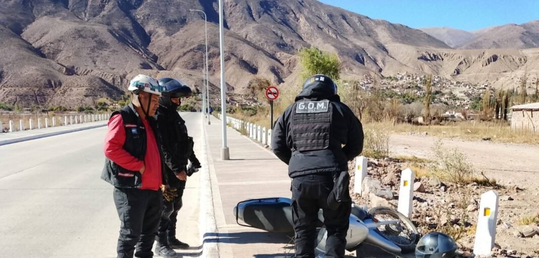 Bomberos Voluntarios de Tilcara asisten a motociclista herido en siniestro vial en el Puente Nuevo