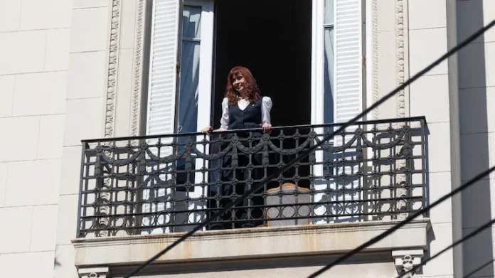 el-departamento-de-san-jose-1111-pertenece-a-los-sauces-la-sociedad-inmobiliaria-de-la-familia-kirchner-foto-reuters-573S3LGYU5GFDPSHTQ2ZA3DHUU.webp