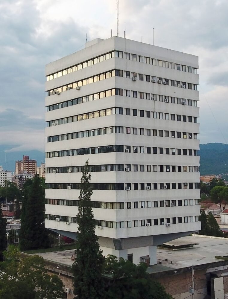 Bajo el espíritu de la “Ley Cazzu”, un tribunal jujeño frena el poder de veto parental ante el abandono y la violencia económica